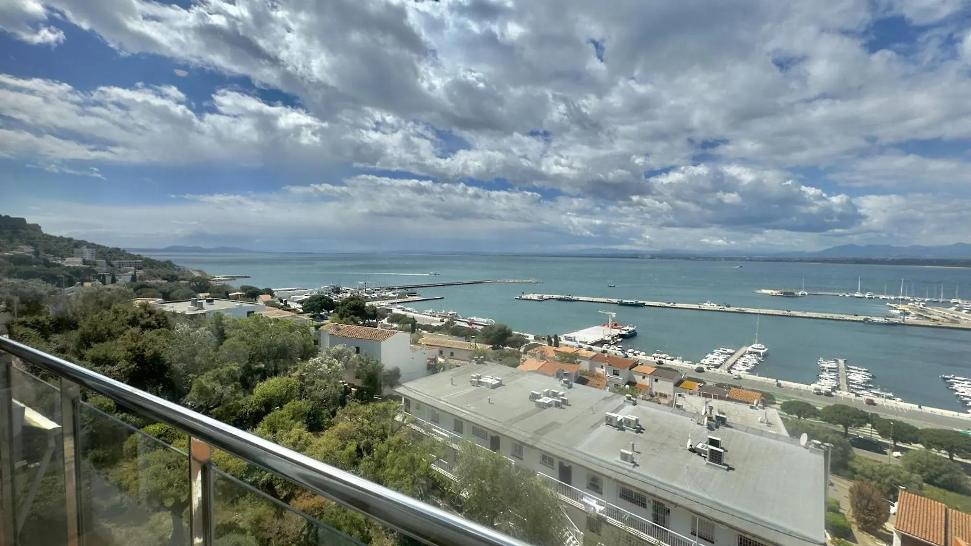 Monaco Apartment Roses Spain